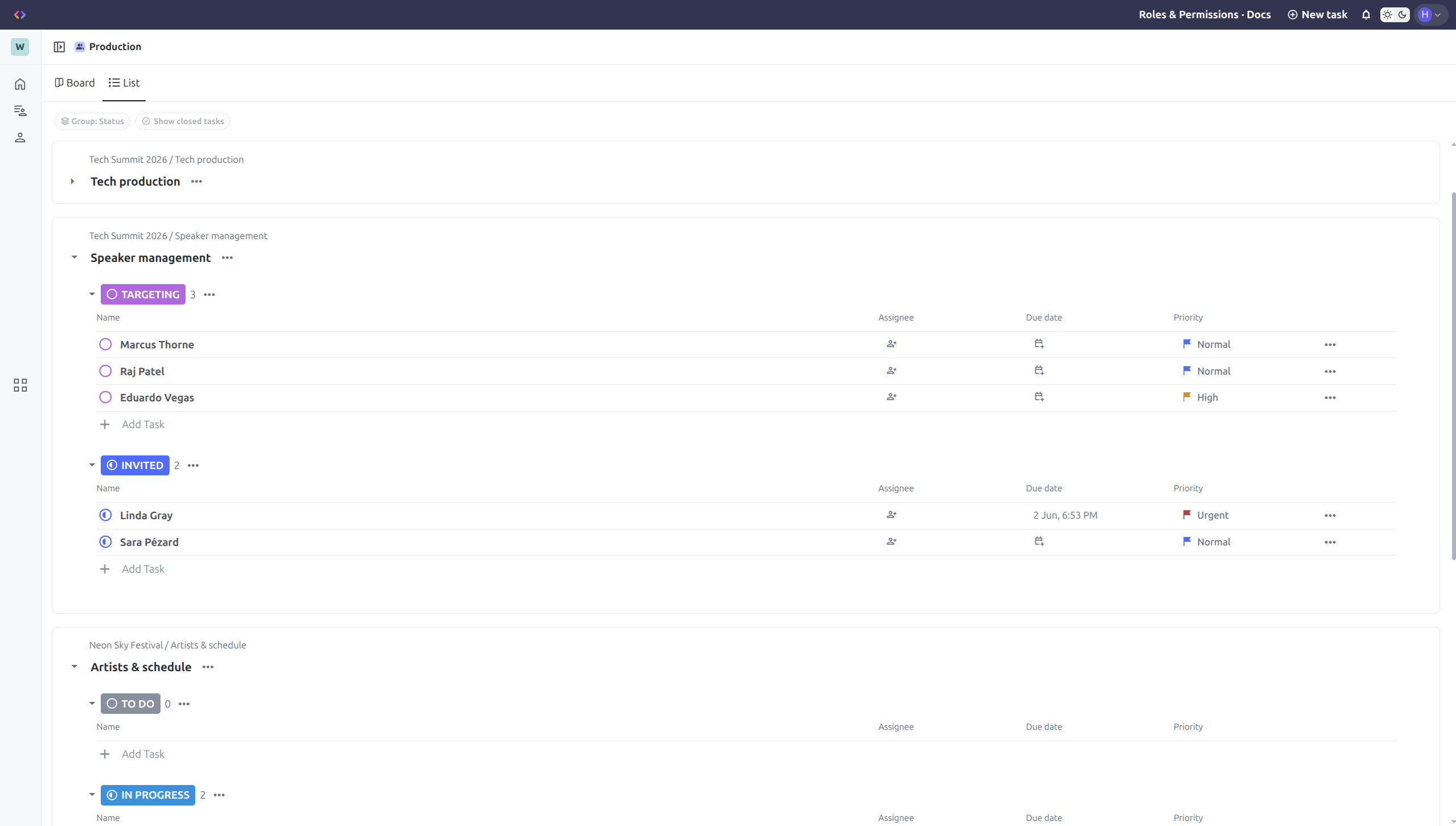 Vista de Lista de TeamUp mostrando tareas dentro del Espacio 'Production' agrupadas por sus distintas listas.